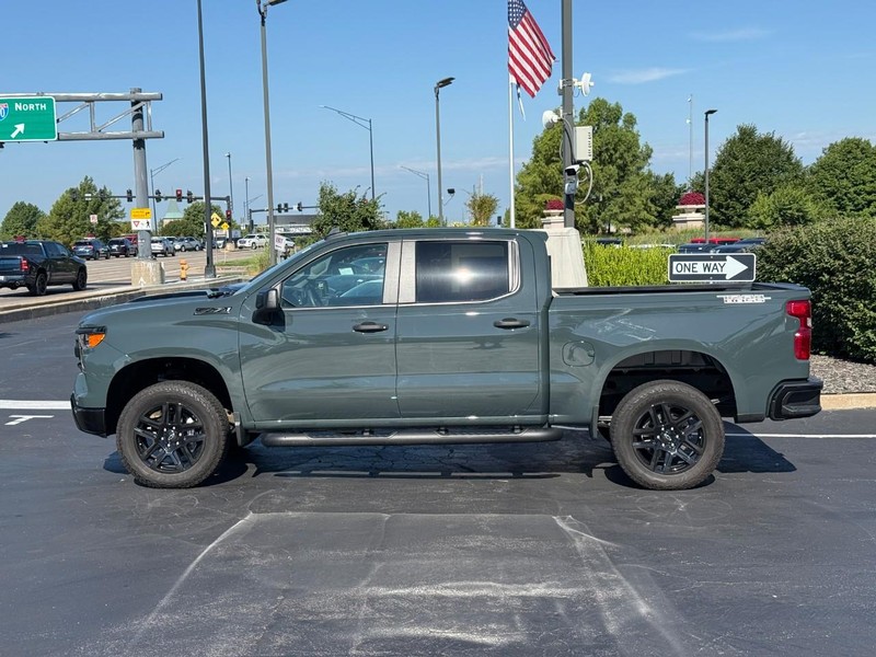 Chevrolet Silverado 1500 Vehicle Full-screen Gallery Image 2
