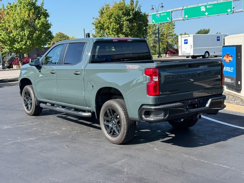 Chevrolet Silverado 1500 Vehicle Full-screen Gallery Image 3