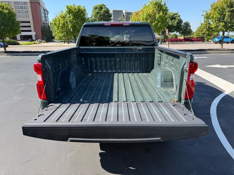 Chevrolet Silverado 1500 Vehicle Full-screen Gallery Image 6