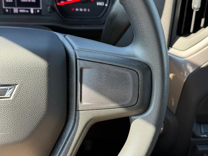 Chevrolet Silverado 1500 Vehicle Full-screen Gallery Image 21
