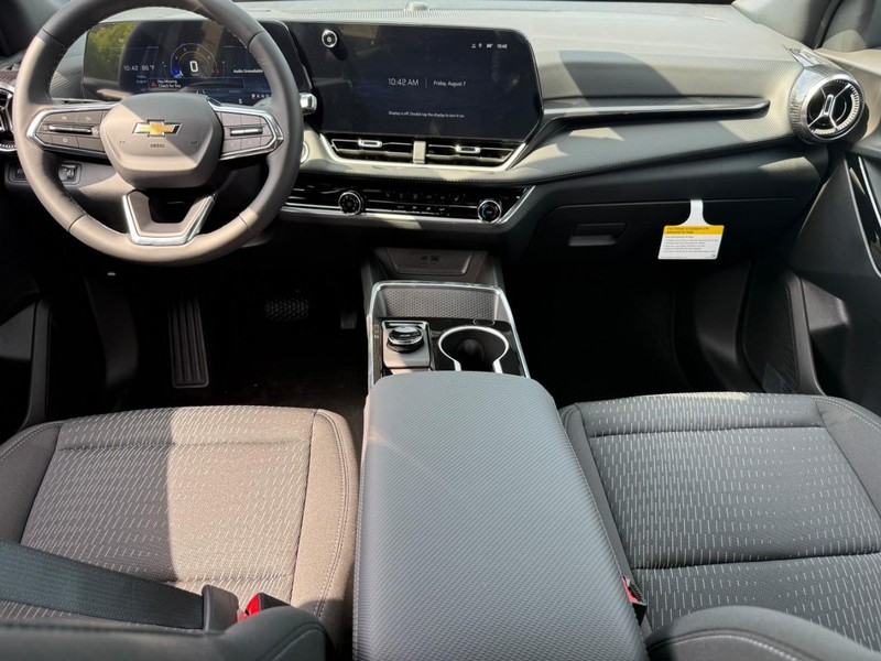 Chevrolet Equinox Vehicle Full-screen Gallery Image 6