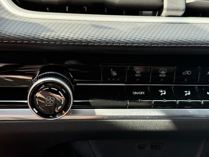 Chevrolet Equinox Vehicle Full-screen Gallery Image 15