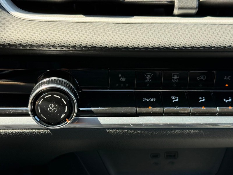 Chevrolet Equinox Vehicle Full-screen Gallery Image 14