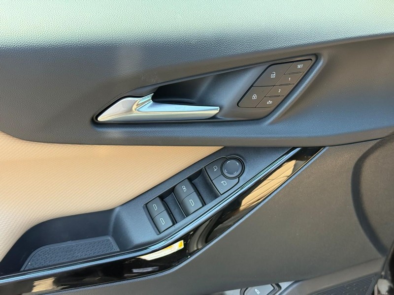 Chevrolet Equinox Vehicle Full-screen Gallery Image 10