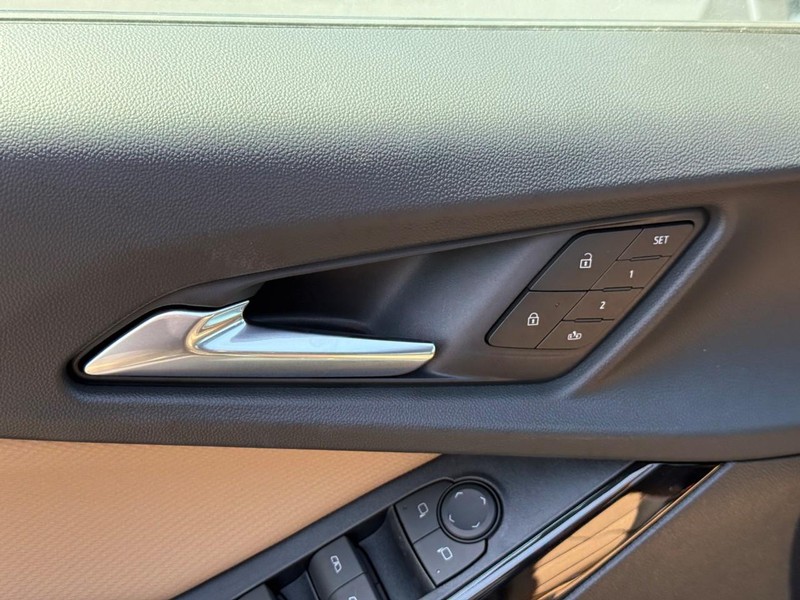 Chevrolet Equinox Vehicle Full-screen Gallery Image 11