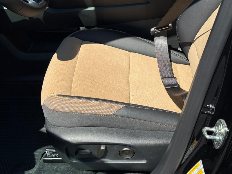 Chevrolet Equinox Vehicle Full-screen Gallery Image 12