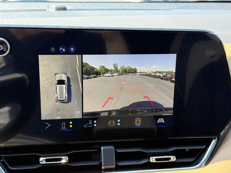 Chevrolet Equinox Vehicle Full-screen Gallery Image 16