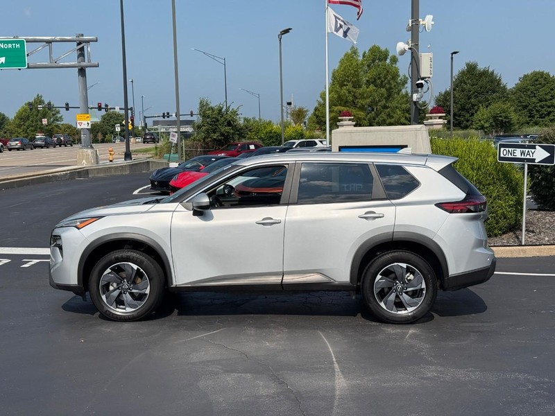 Nissan Rogue Vehicle Full-screen Gallery Image 2