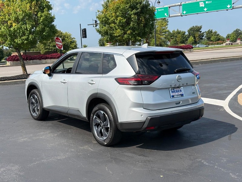 Nissan Rogue Vehicle Full-screen Gallery Image 3