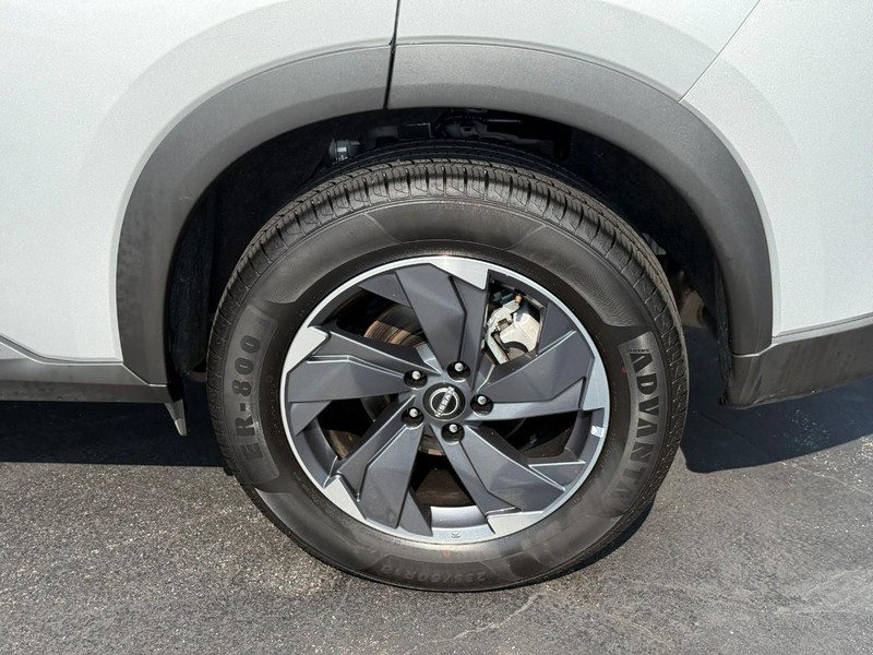 Nissan Rogue Vehicle Full-screen Gallery Image 4