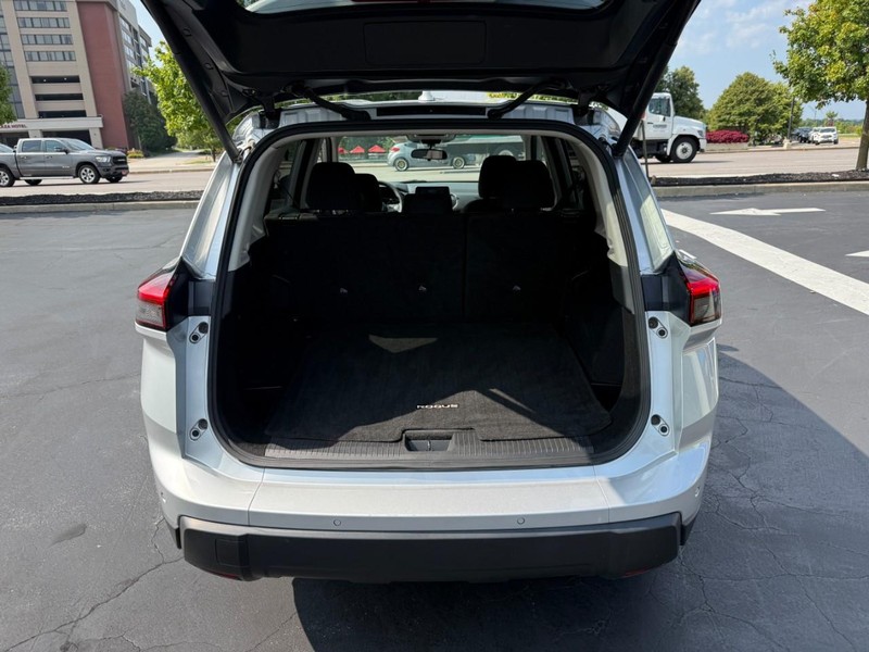 Nissan Rogue Vehicle Full-screen Gallery Image 6