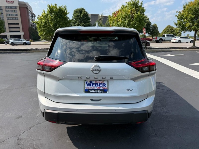 Nissan Rogue Vehicle Full-screen Gallery Image 7