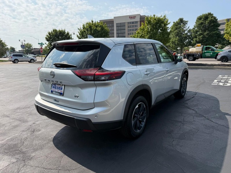 Nissan Rogue Vehicle Full-screen Gallery Image 8