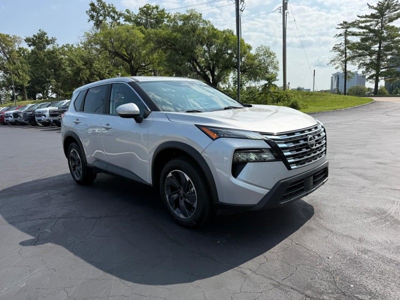 Nissan Rogue Vehicle Full-screen Gallery Image 9
