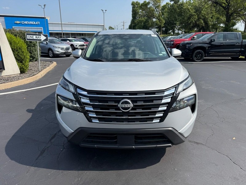 Nissan Rogue Vehicle Full-screen Gallery Image 10