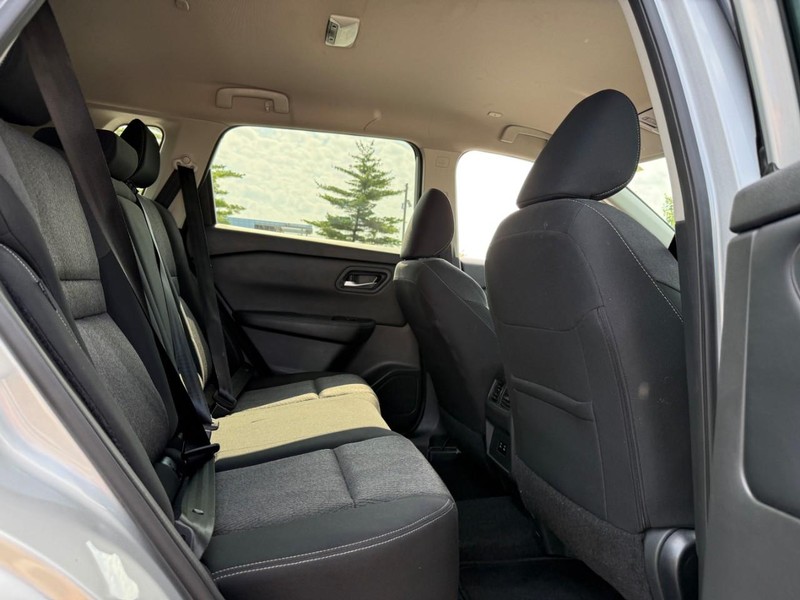 Nissan Rogue Vehicle Full-screen Gallery Image 11