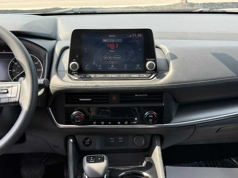 Nissan Rogue Vehicle Full-screen Gallery Image 14