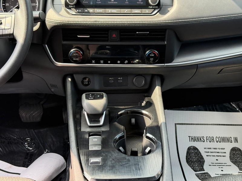Nissan Rogue Vehicle Full-screen Gallery Image 15