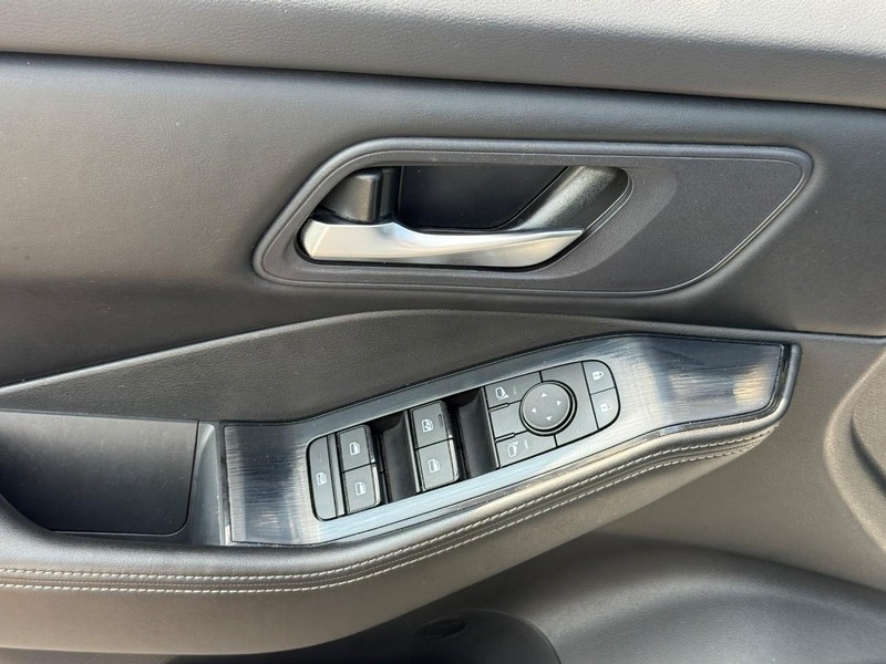 Nissan Rogue Vehicle Full-screen Gallery Image 16
