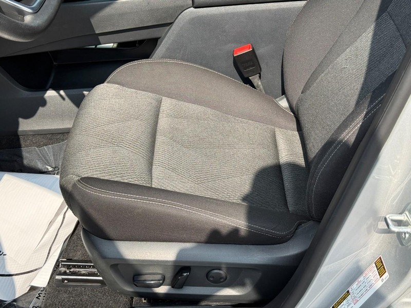Nissan Rogue Vehicle Full-screen Gallery Image 17