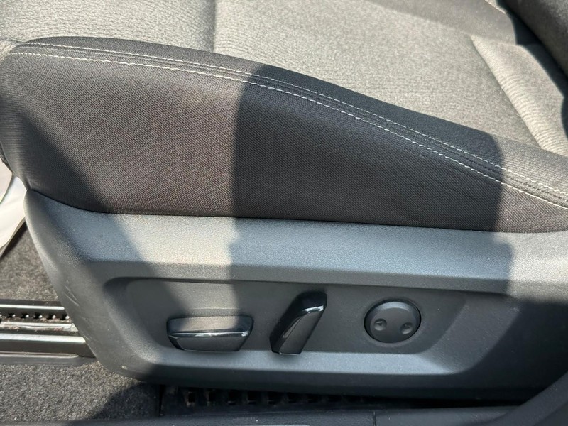 Nissan Rogue Vehicle Full-screen Gallery Image 18