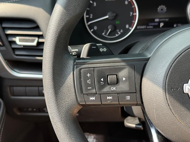 Nissan Rogue Vehicle Full-screen Gallery Image 19