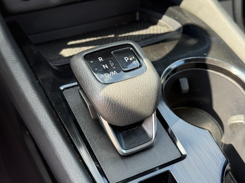 Nissan Rogue Vehicle Full-screen Gallery Image 22