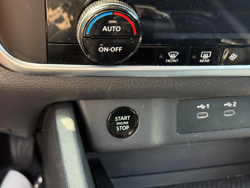 Nissan Rogue Vehicle Full-screen Gallery Image 23