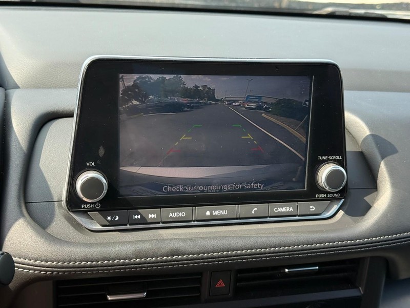 Nissan Rogue Vehicle Full-screen Gallery Image 24