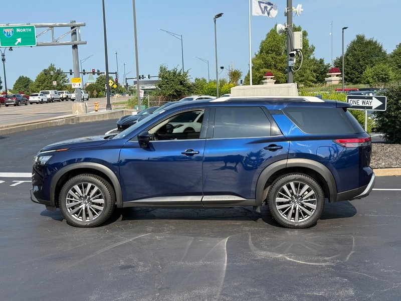 Nissan Pathfinder Vehicle Full-screen Gallery Image 2