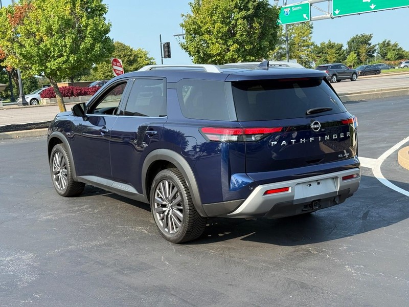 Nissan Pathfinder Vehicle Full-screen Gallery Image 3