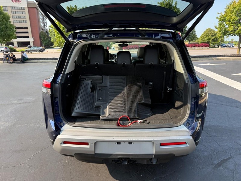 Nissan Pathfinder Vehicle Full-screen Gallery Image 6