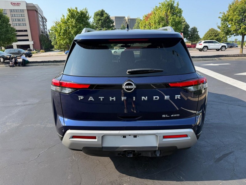 Nissan Pathfinder Vehicle Full-screen Gallery Image 7