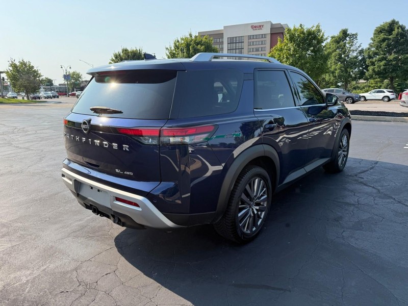 Nissan Pathfinder Vehicle Full-screen Gallery Image 8