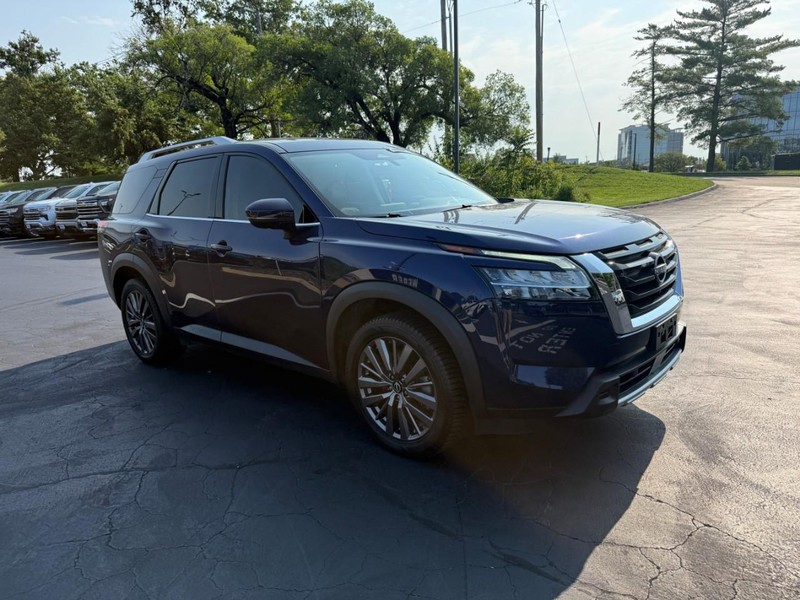 Nissan Pathfinder Vehicle Full-screen Gallery Image 9