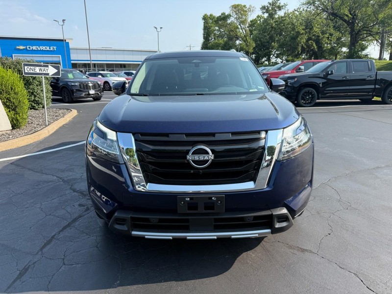 Nissan Pathfinder Vehicle Full-screen Gallery Image 10