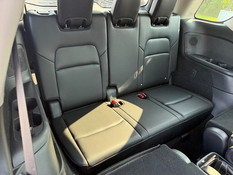 Nissan Pathfinder Vehicle Full-screen Gallery Image 11