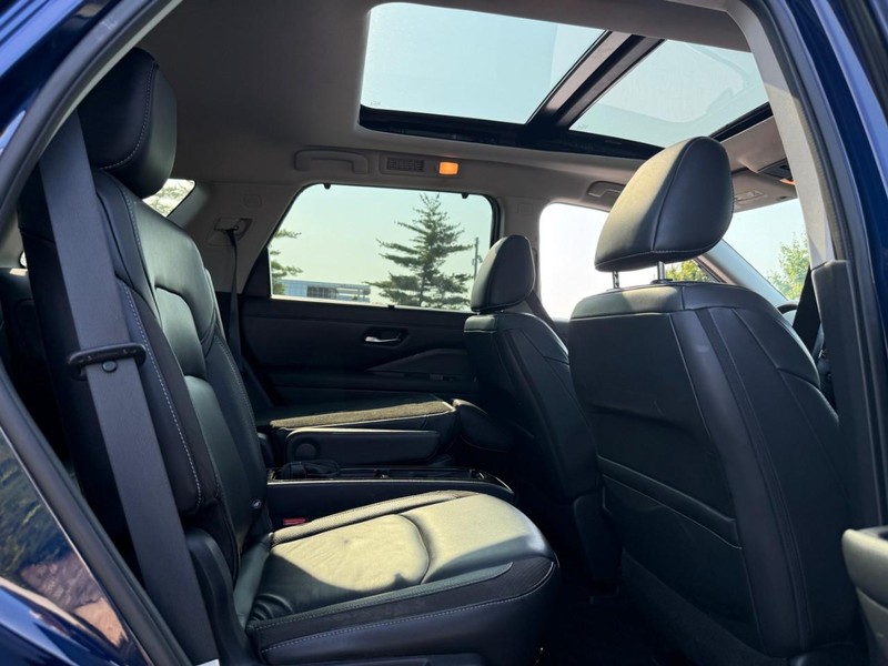 Nissan Pathfinder Vehicle Full-screen Gallery Image 12