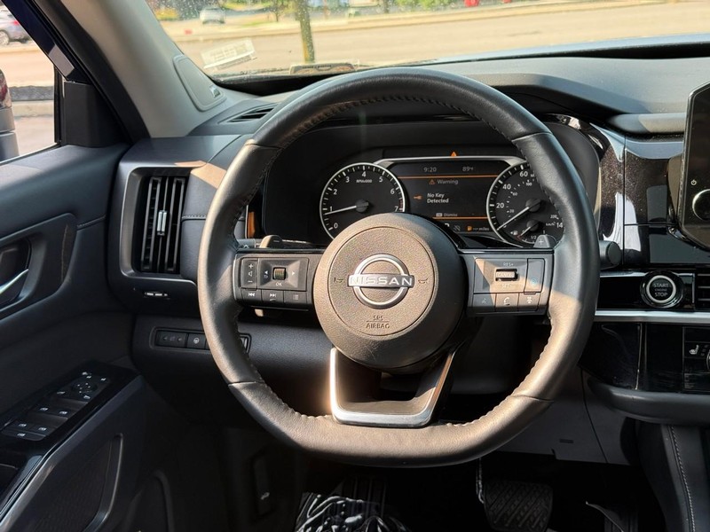 Nissan Pathfinder Vehicle Full-screen Gallery Image 14