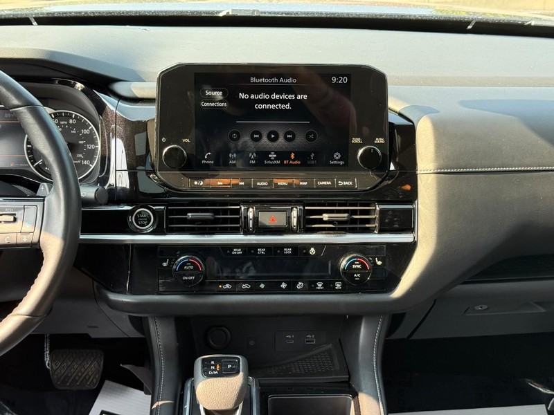 Nissan Pathfinder Vehicle Full-screen Gallery Image 15