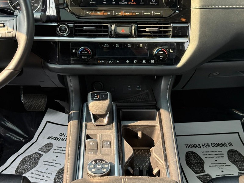 Nissan Pathfinder Vehicle Full-screen Gallery Image 16