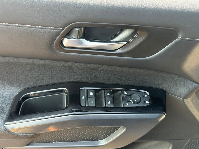 Nissan Pathfinder Vehicle Full-screen Gallery Image 17