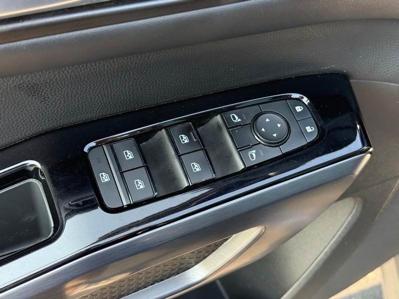 Nissan Pathfinder Vehicle Full-screen Gallery Image 18