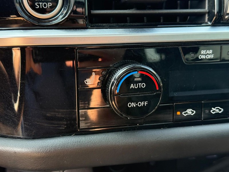 Nissan Pathfinder Vehicle Full-screen Gallery Image 25