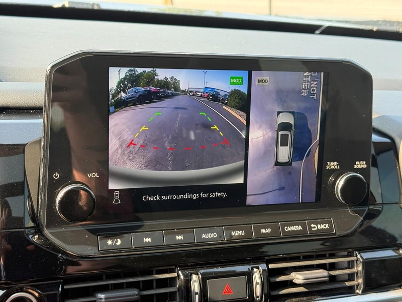 Nissan Pathfinder Vehicle Full-screen Gallery Image 26