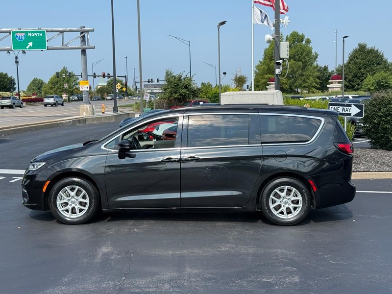 Chrysler Pacifica Vehicle Full-screen Gallery Image 2