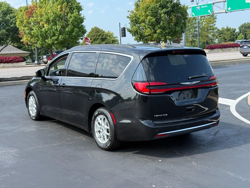 Chrysler Pacifica Vehicle Full-screen Gallery Image 3