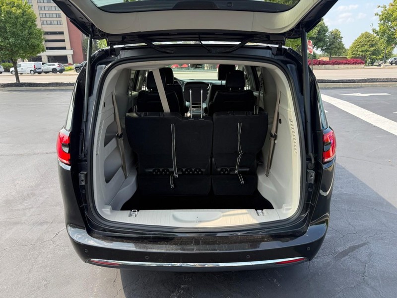 Chrysler Pacifica Vehicle Full-screen Gallery Image 5