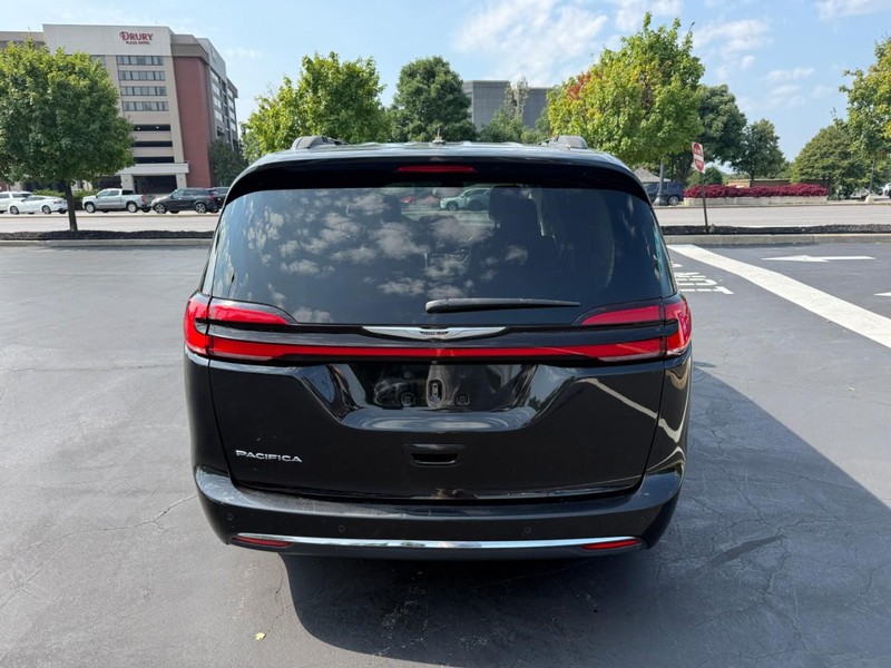 Chrysler Pacifica Vehicle Full-screen Gallery Image 6