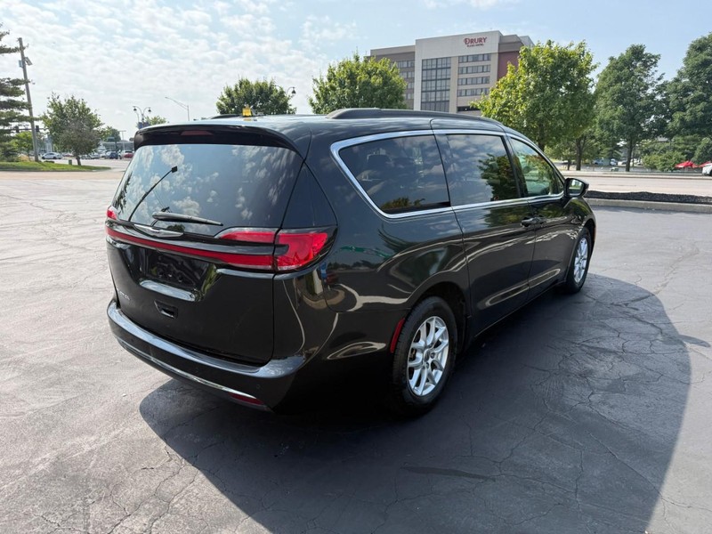 Chrysler Pacifica Vehicle Full-screen Gallery Image 7
